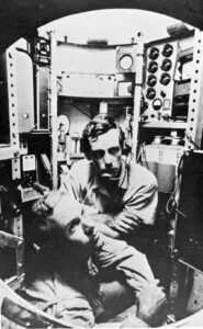Don Walsh आणि Jacques Piccard Trieste पाणबुडीच्या केबिनमध्ये (1960).