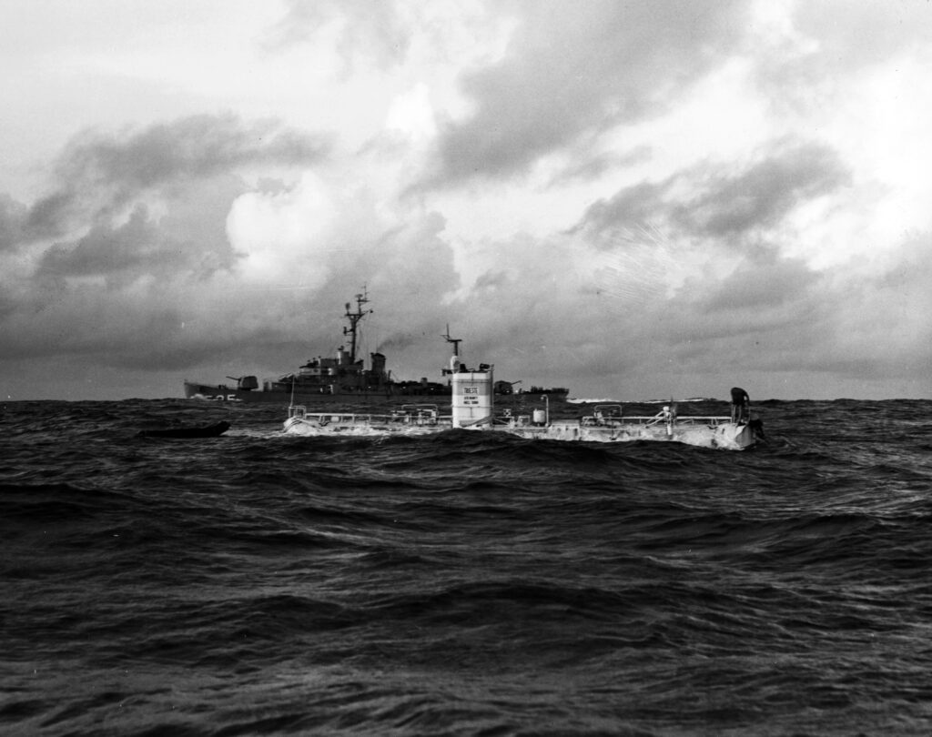 23 जानेवारी 1960 – Trieste आणि USS Lewis Challenger Deep डाईव्हपूर्वी.