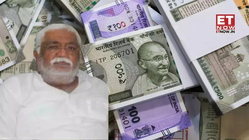 Murli Dhar Gyanchandani, founder of RSPL Group and Ghadi Detergent, with Indian currency bundles representing his ₹14,000 crore net worth
